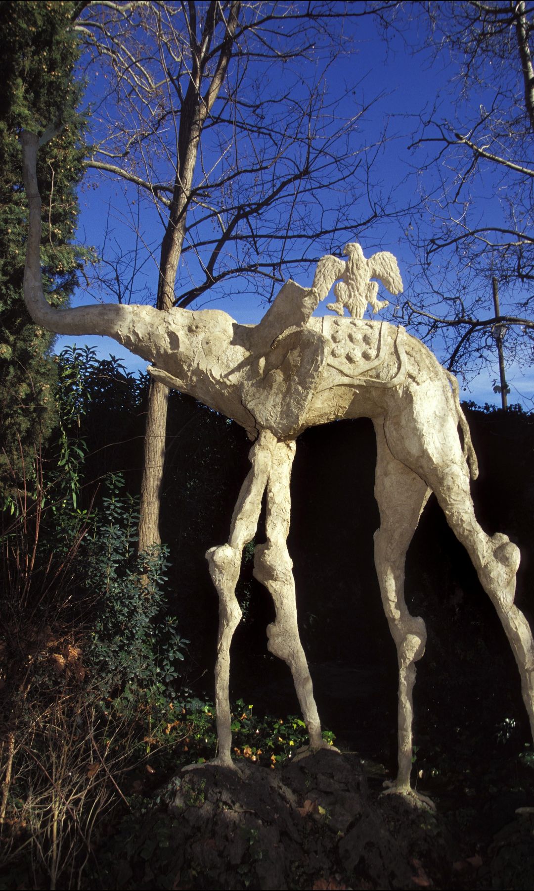 Las esculturas de elefantes de patas largas que Dalí colocó en el jardín del castillo de Gala