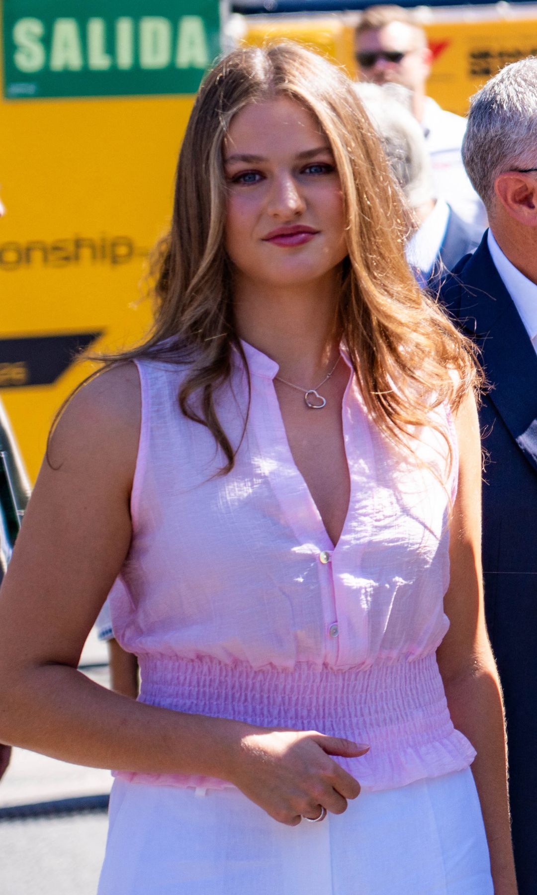 Leonor y Sofía se mimetizan en la Fórmula 1 de Madrid: looks coordinados, blanco y un inesperado toque de rosa para acompañar al rey Felipe