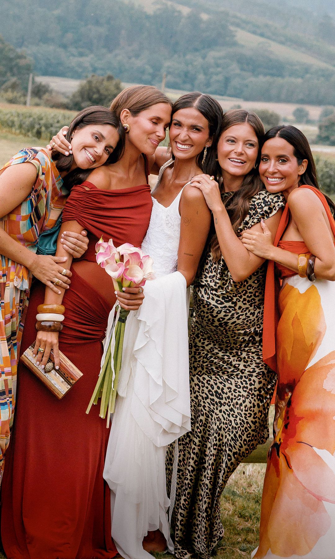 La novia junto a sus compañeras de profesión María García de Jaime, María Pombo y Bea Gimeno, que lucieron sus curvas premamá, y María Fernández-Rubíes