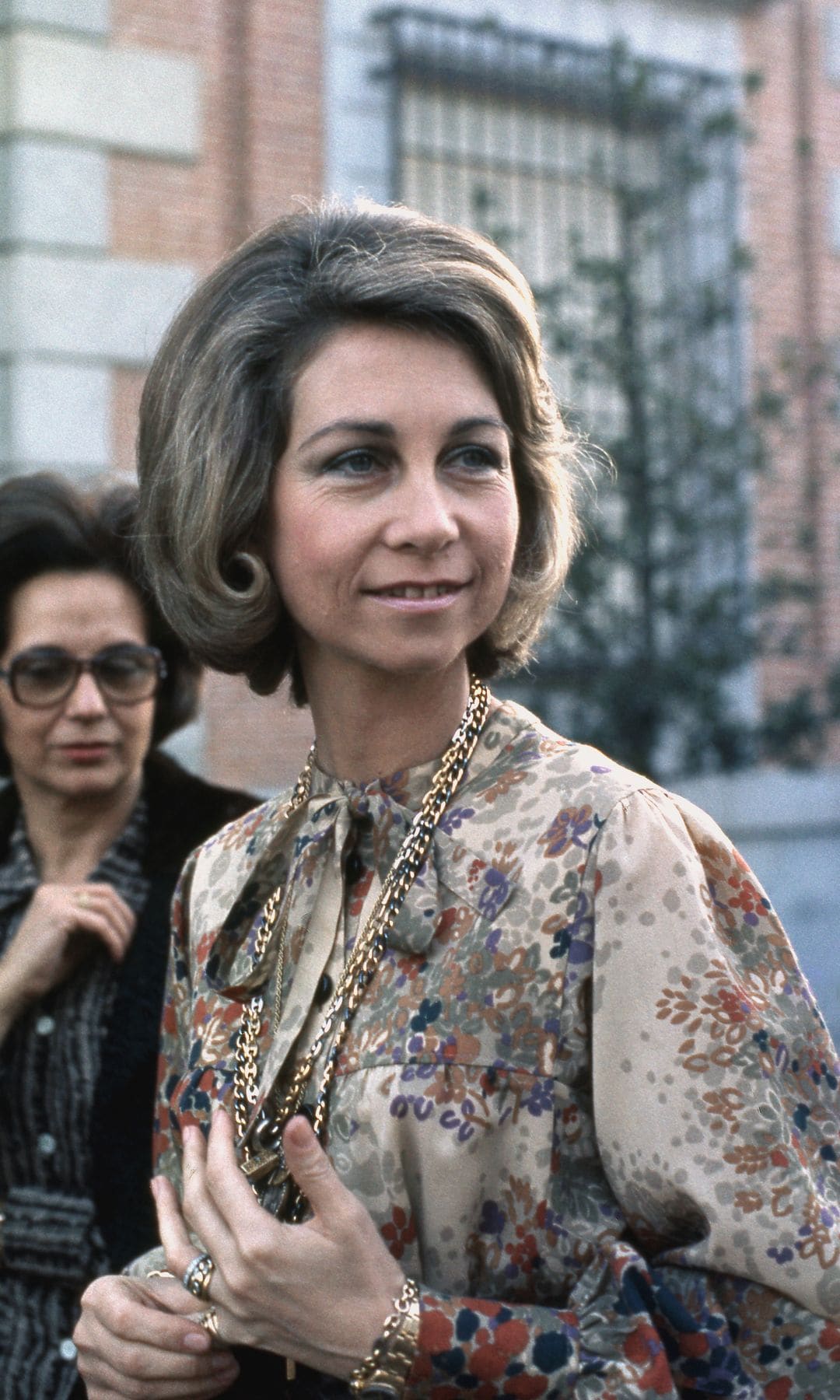La reina Sofía con collares de cadenas doradas