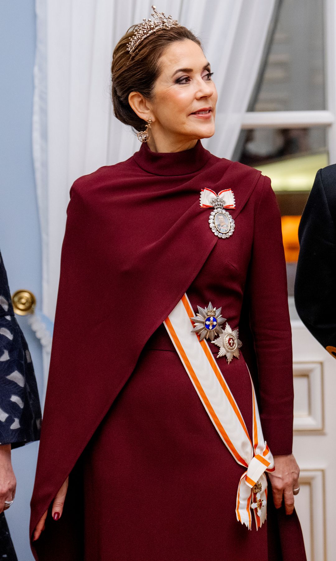 Mary de Dinamarca da la sorpresa en Lituania: un nuevo vestido de gala y la tiara que compró en una subasta