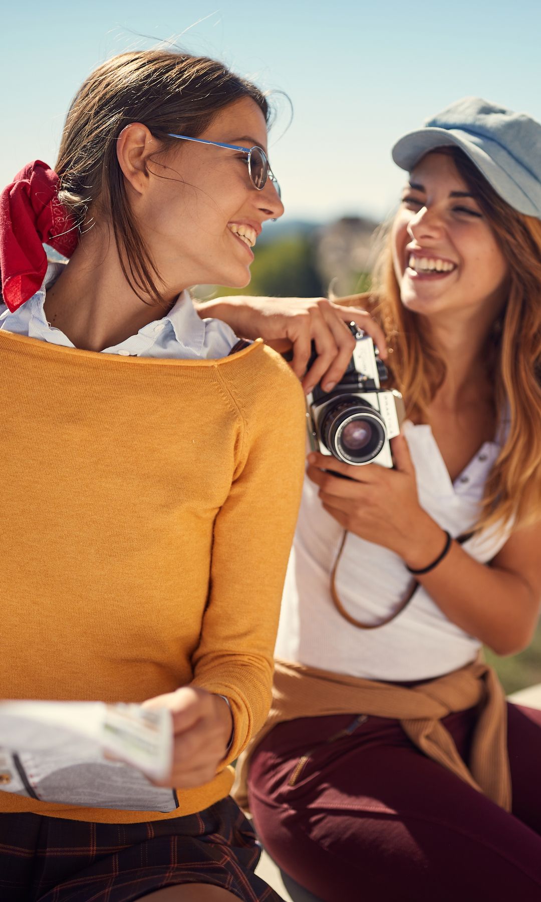 dos amigas haciendo turismo