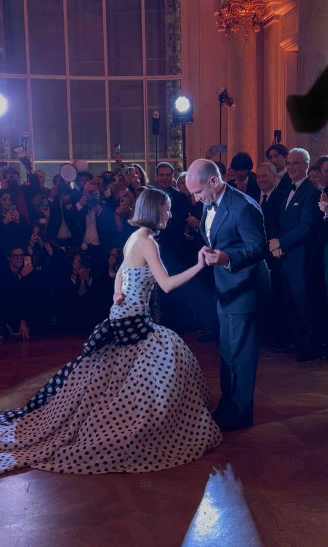 Carolina bailando junto a su padre en el baile.