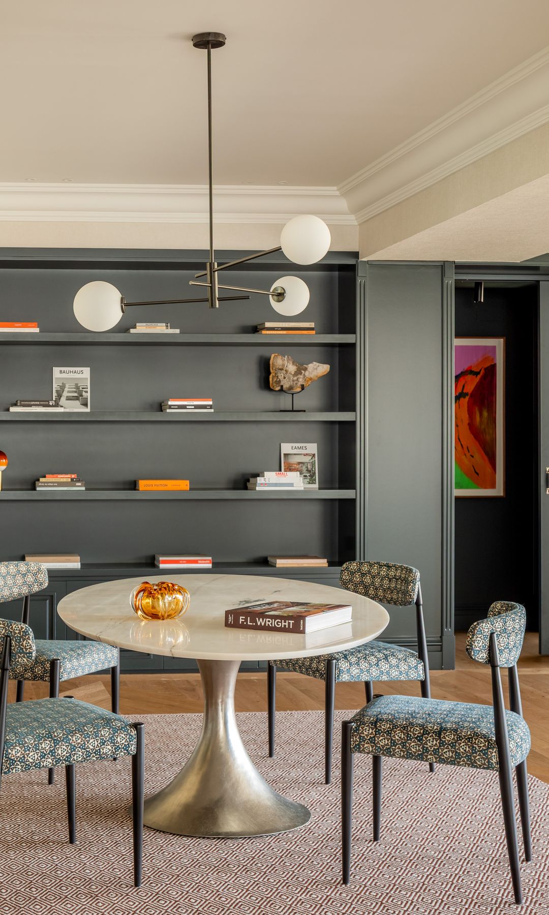 Comedor con librería