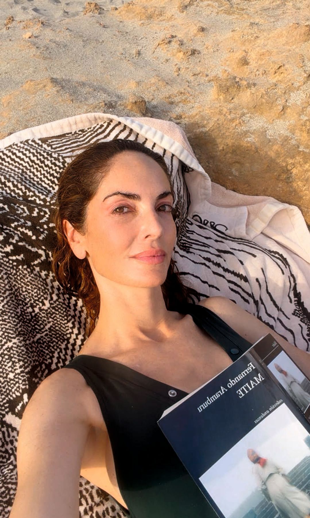 La "top" disfrutando de un momento de lectura con la última novela de Fernando Aramburu, titulada "Maite"