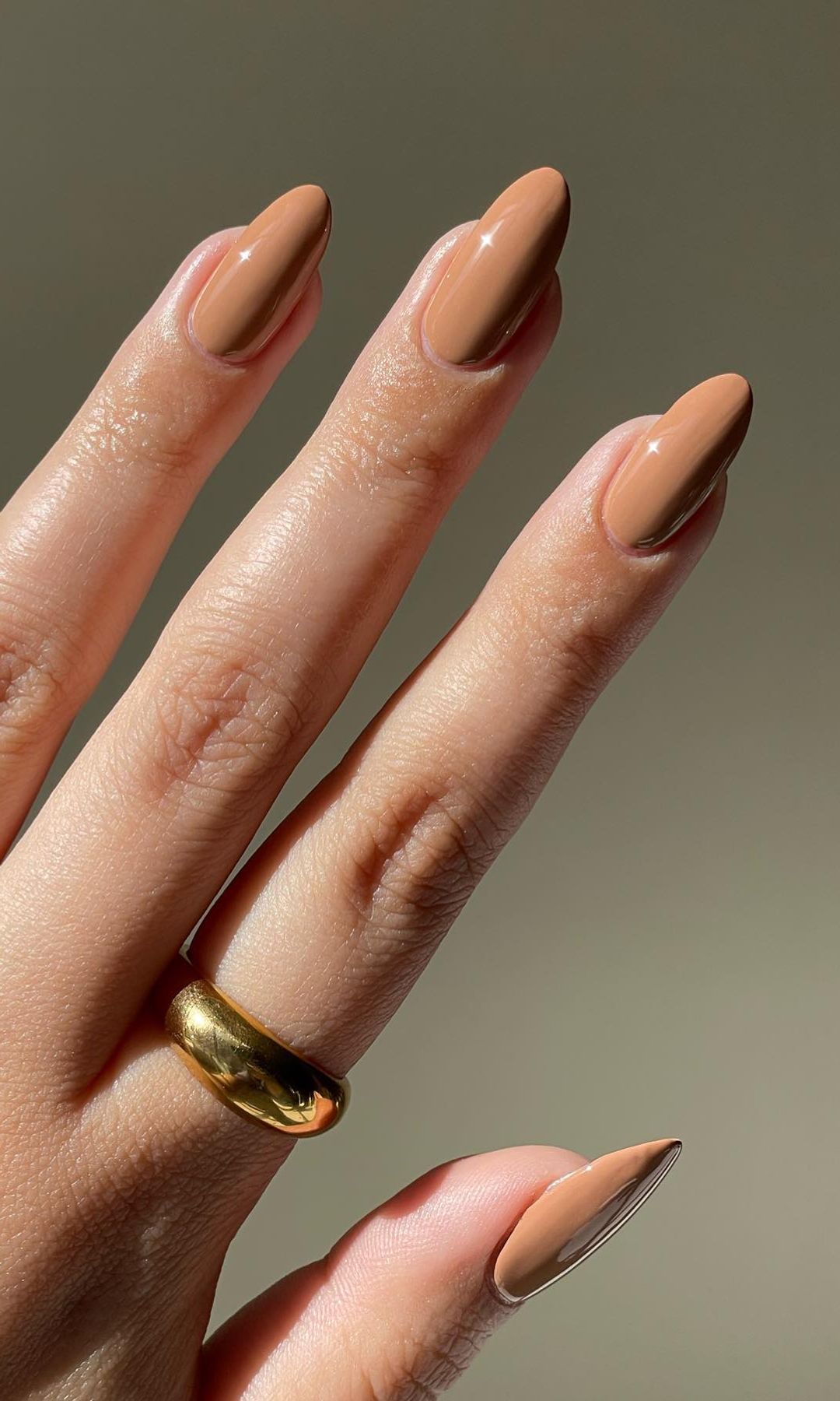 Manicura marrón 