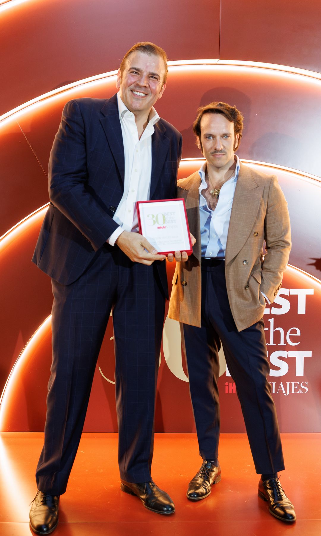 Fabio Encinar entrega el premio a Luis González. Director de Bechcomber hotels para España y Portugal