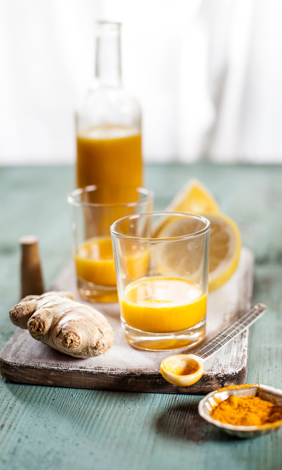 Agua con limón, cúrcuma y jenjibre