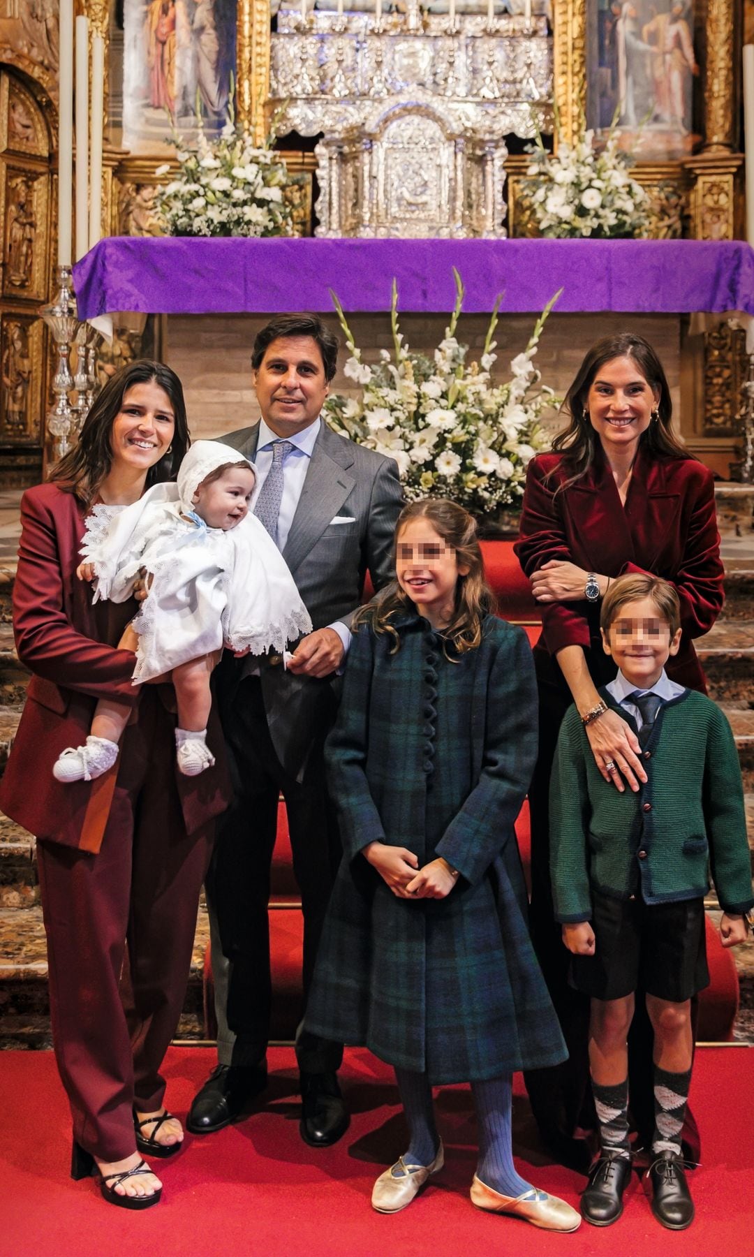Francisco Rivera y Lourdes Montes presumieron de su familia en el altar de la iglesia sevillana, posando junto a Cayetana —la hija del torero y de Eugenia Martínez de Irujo—, que sostenía a su hermano Nicolás; Carmen, y Curro, conjuntados en verde