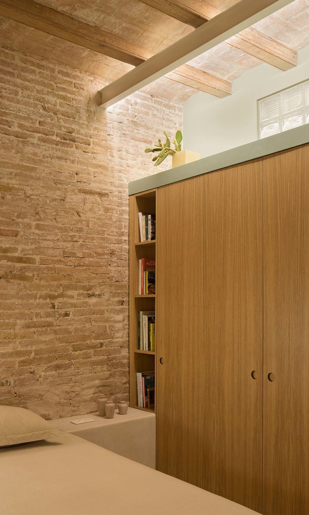 Dormitorio con pared de ladrillo visto