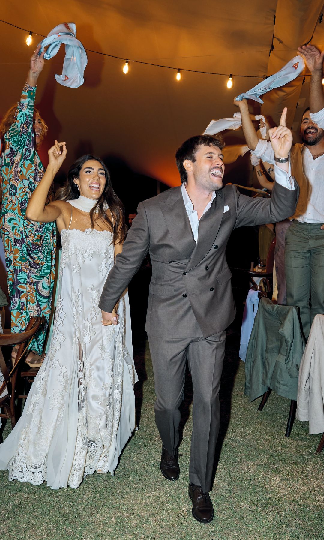 Anna y Mario entraron en la cena al ritmo de la canción de Estopa "Como Camarón", y todos los invitados los recibieron con los pañuelos en alto bailando