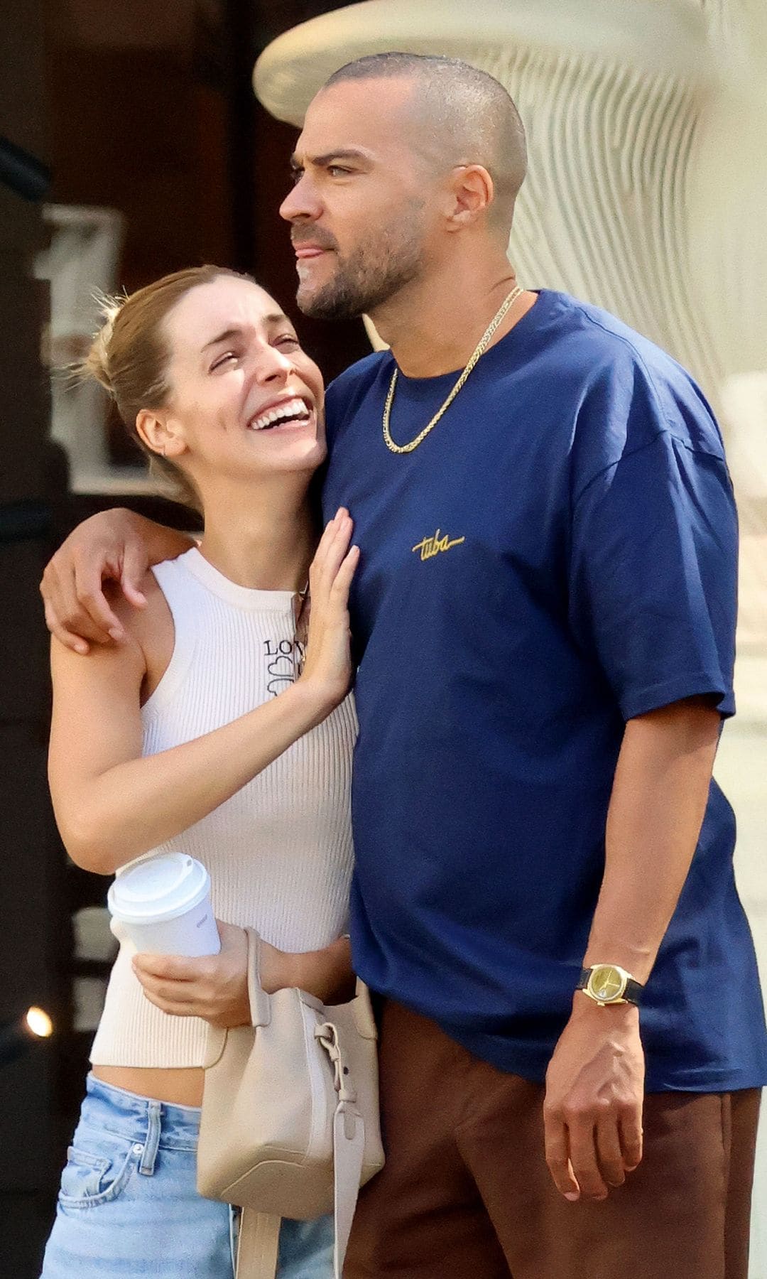 Alejandra y Jesse Williams disfrutaron su romance por el centro de la capital, donde se mostraron naturales compartiendo besos, risas y miradas que hablan por sí solos