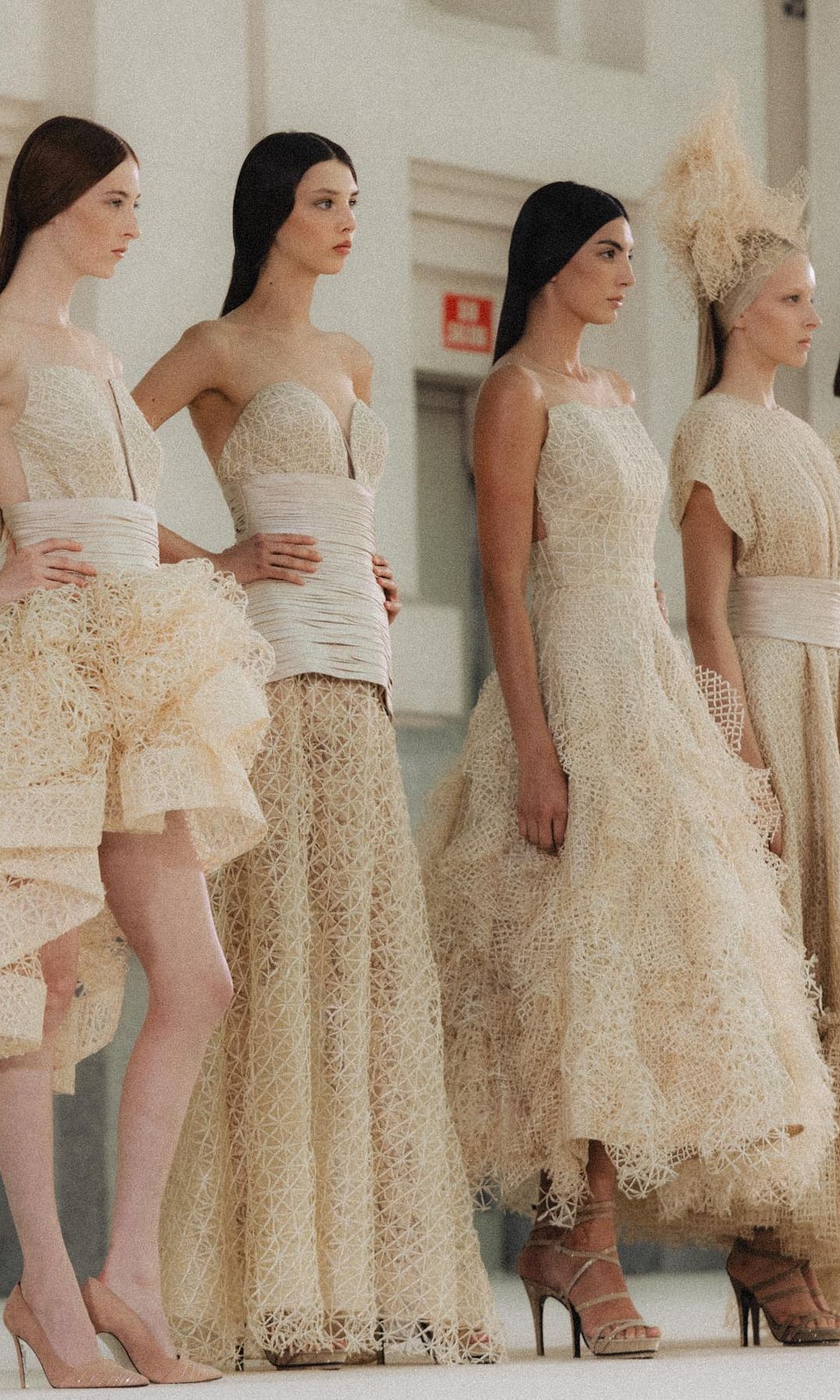 Hannibal Laguna celebra cuatro décadas de elegancia sobre las pasarelas con un desfile que reivindica la feminidad