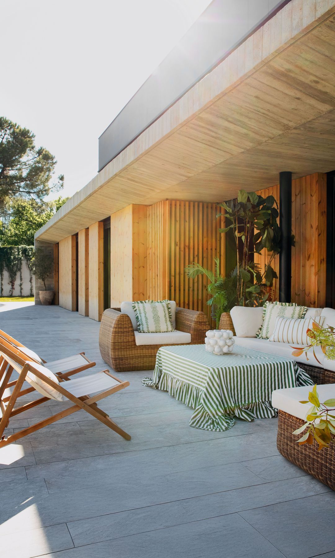 DE PUERTAS PARA FUERA
El porche, con acceso directo al jardín que rodea la vivienda y a la piscina