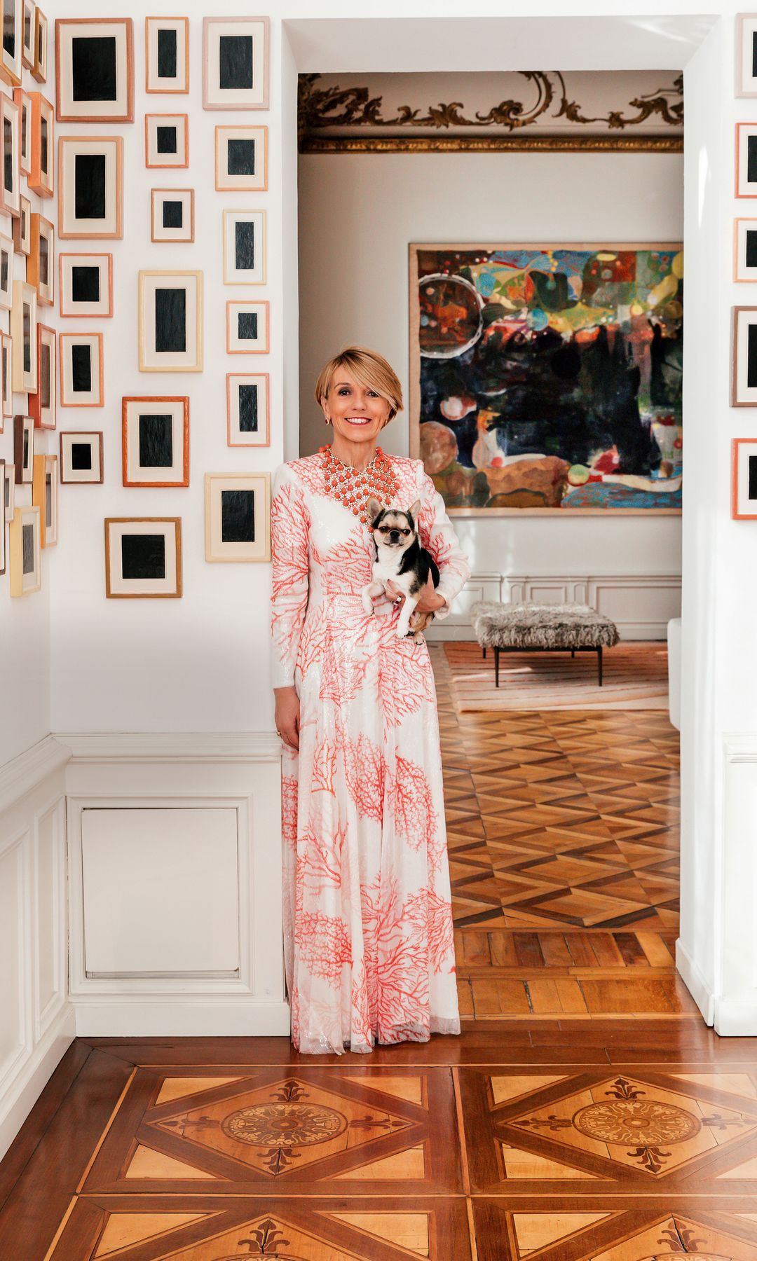 La mecenas y coleccionista en la entrada al comedor. Las paredes están decoradas con la colección "Plaster Surrogates", del artista americano Allan McCollum