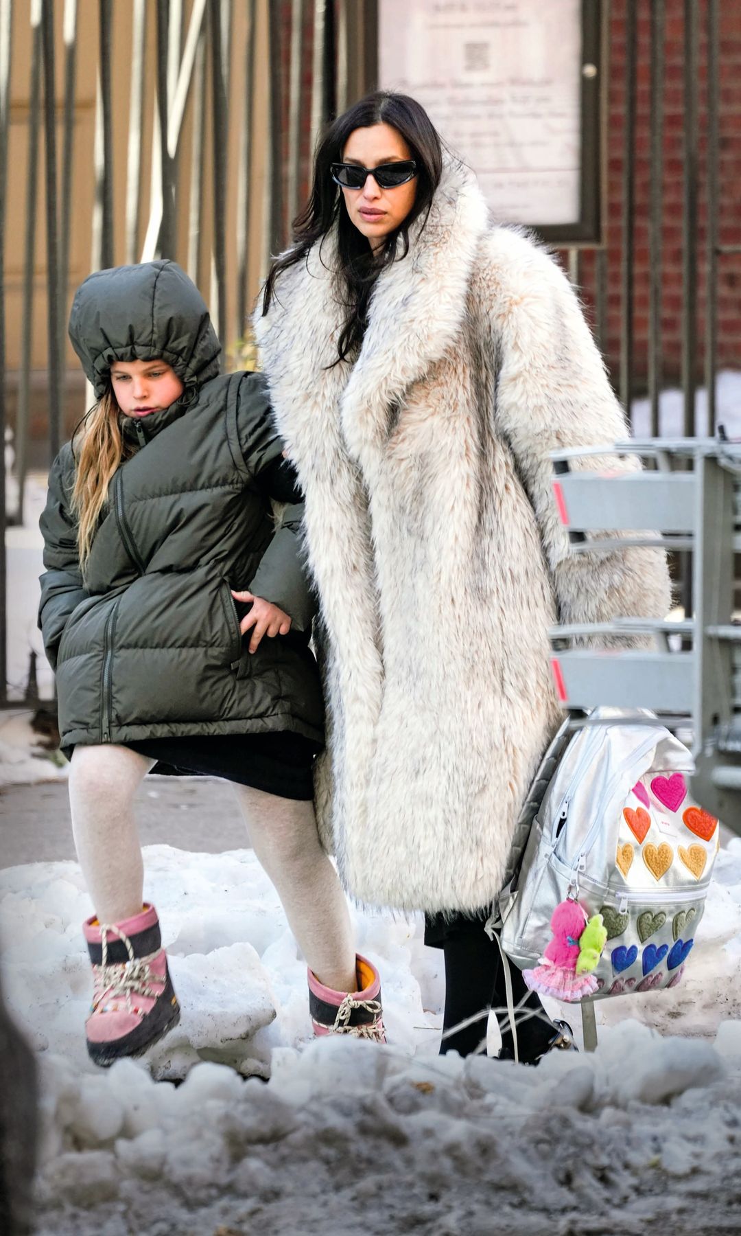 Irina, recogiendo a su hija Lea del colegio. La pequeña, fruto de su relación con el actor Bradley Cooper, cumplirá el próximo mes de marzo nueve años, y cada día está más mayor. 