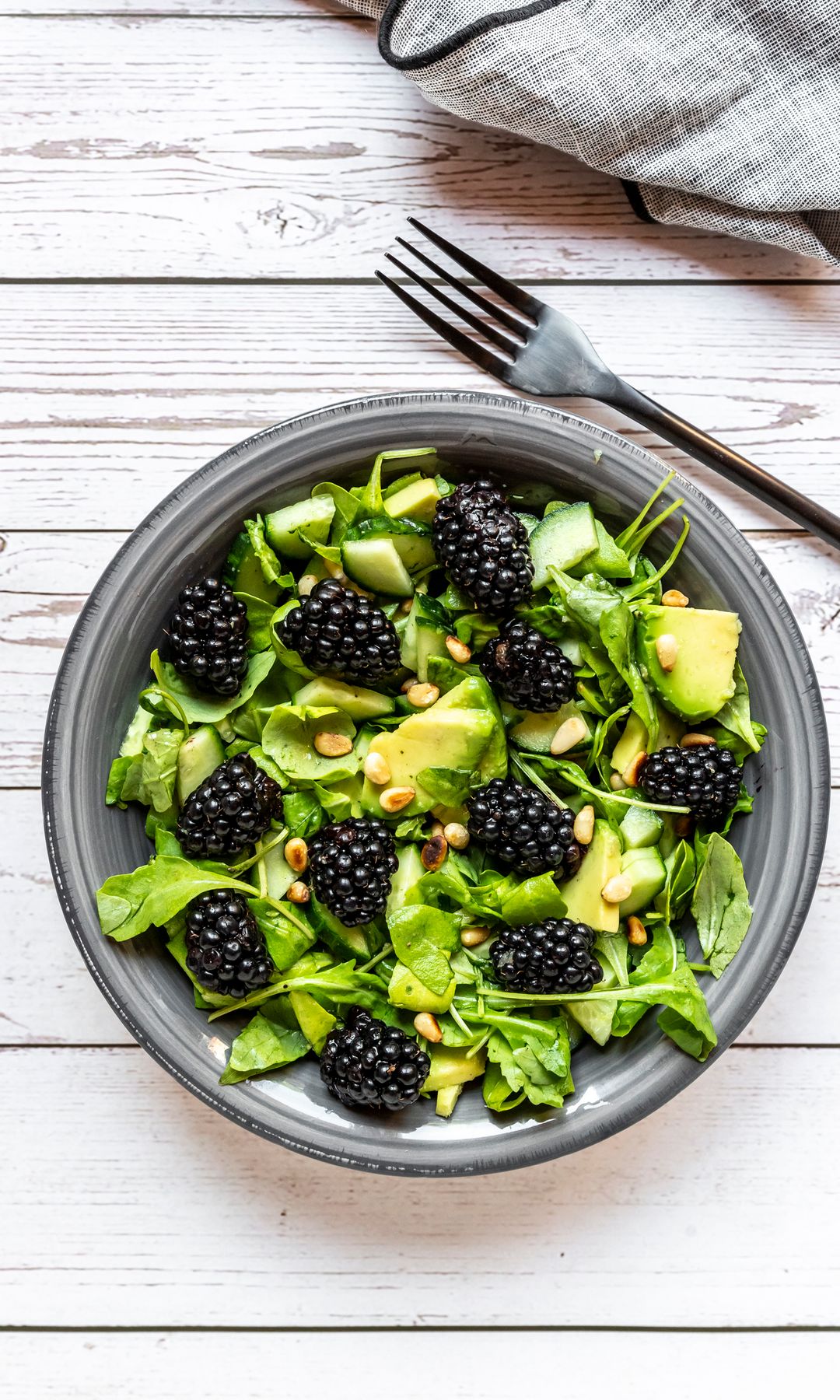 Aguacate con frutos rojos 