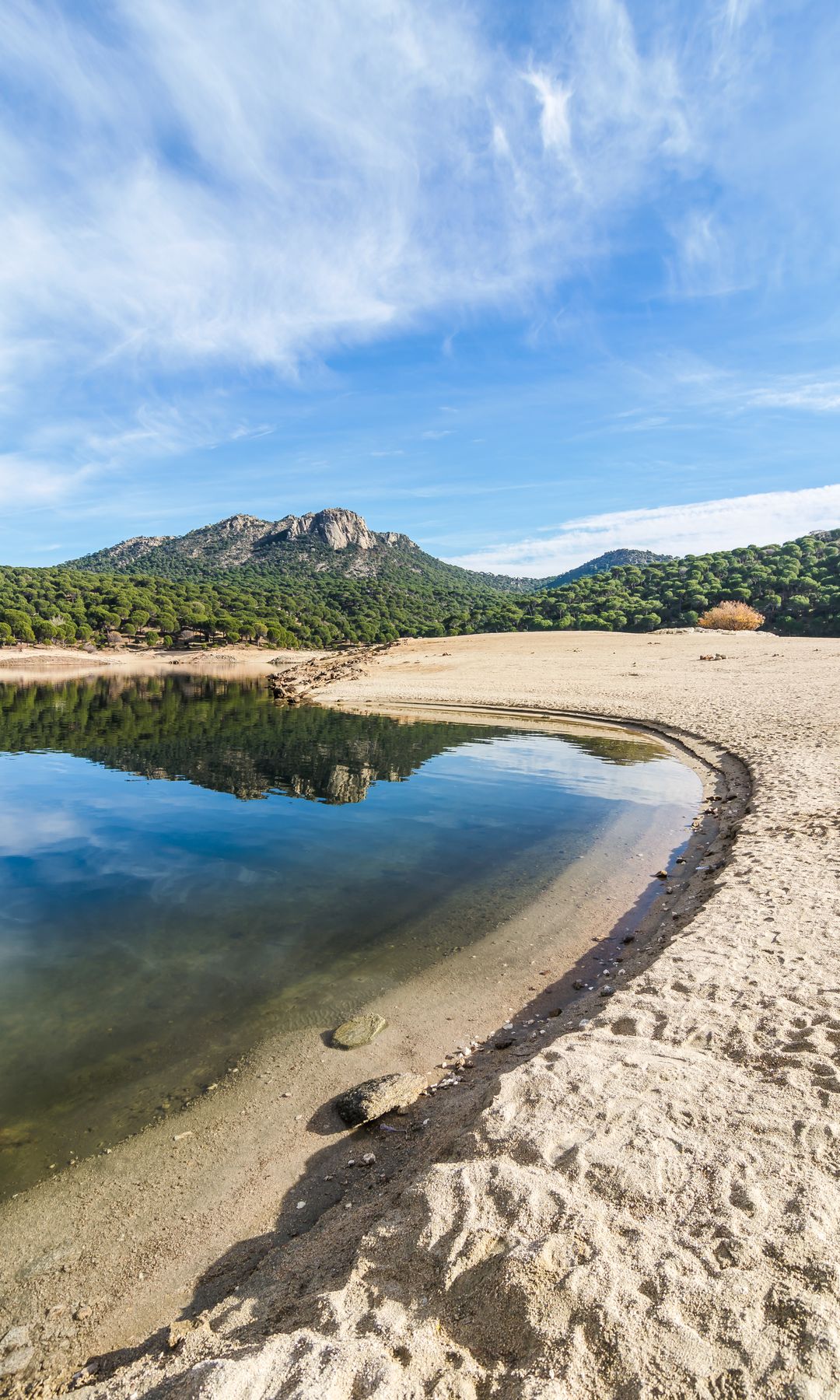 Playa en el pantano de San Juan de Madrid