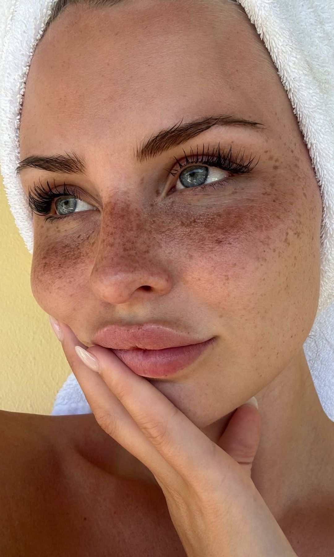 Mujer con piel sana y luminosa