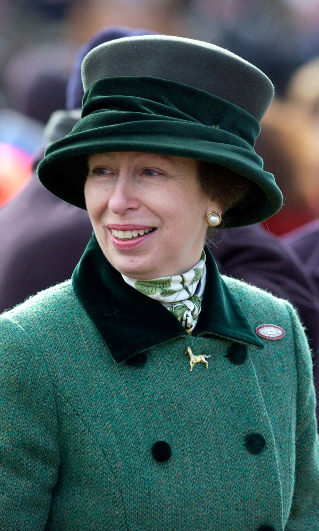 La princesa Ana de Inglaterra con su famoso broche con forma de caballo.