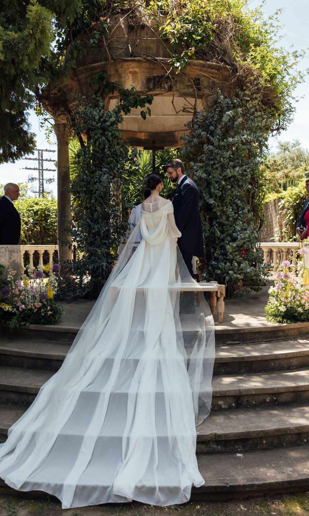 Boda viral en alicante con vestido drapeado y capa desmontable