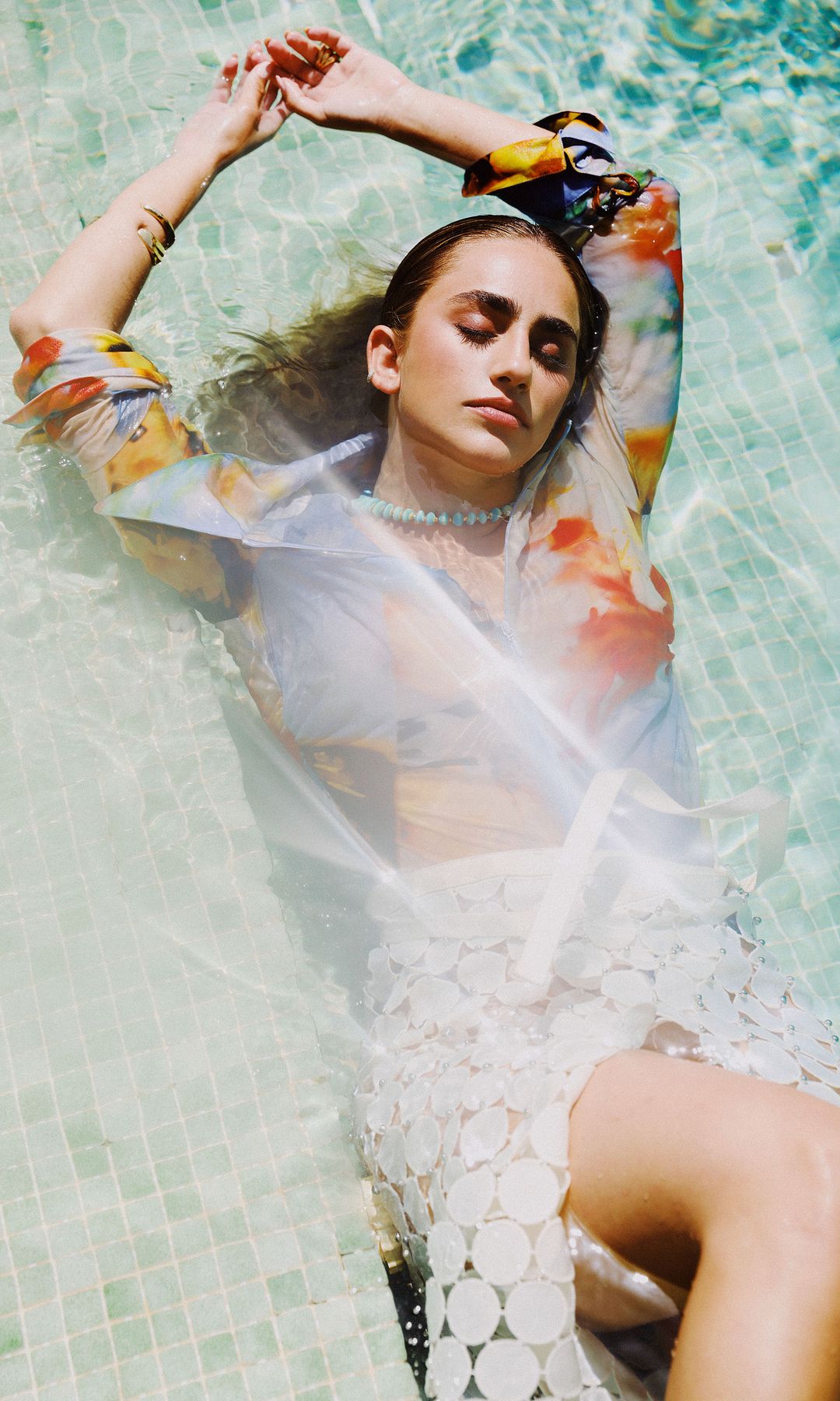 Manuela de Arenzana posa dentro de una piscina para numero veraniego de moda