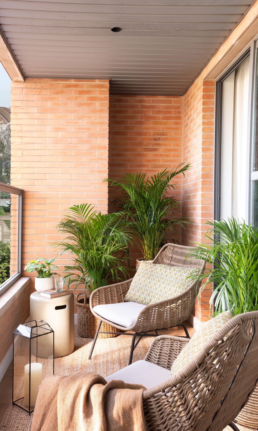Terraza pequeña decorada por Majo Flores Interiorismo