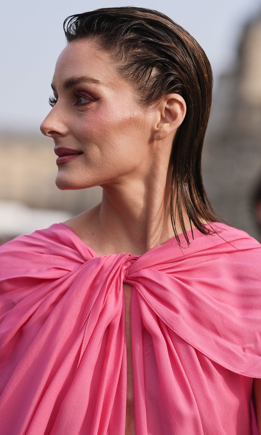 Olivia Palermo en la Semana de la Moda de París con blusa rosa y pelo wet