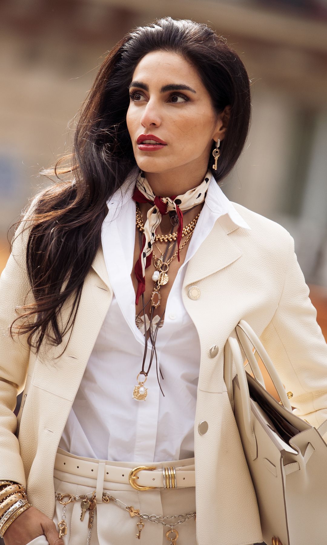  Mujer con pelo largo