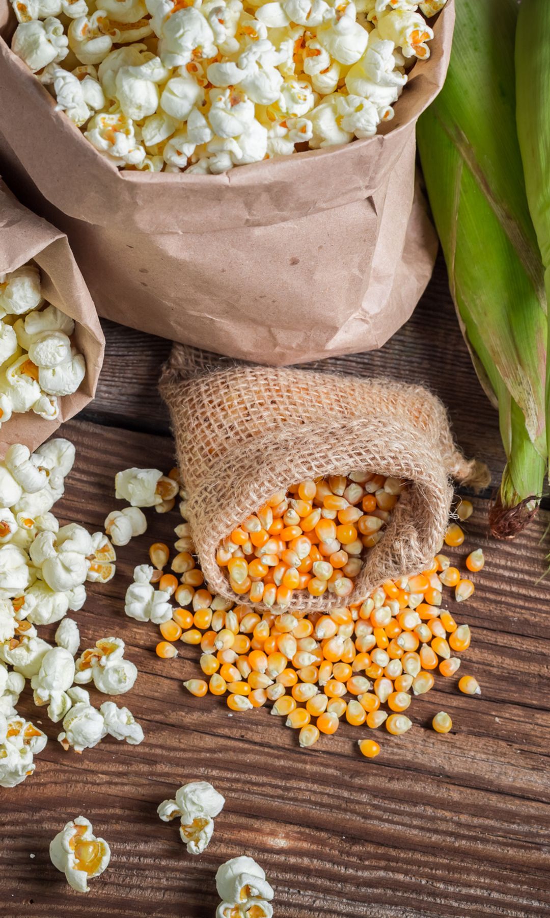 Imagen de una mazorca, maíz y palomitas