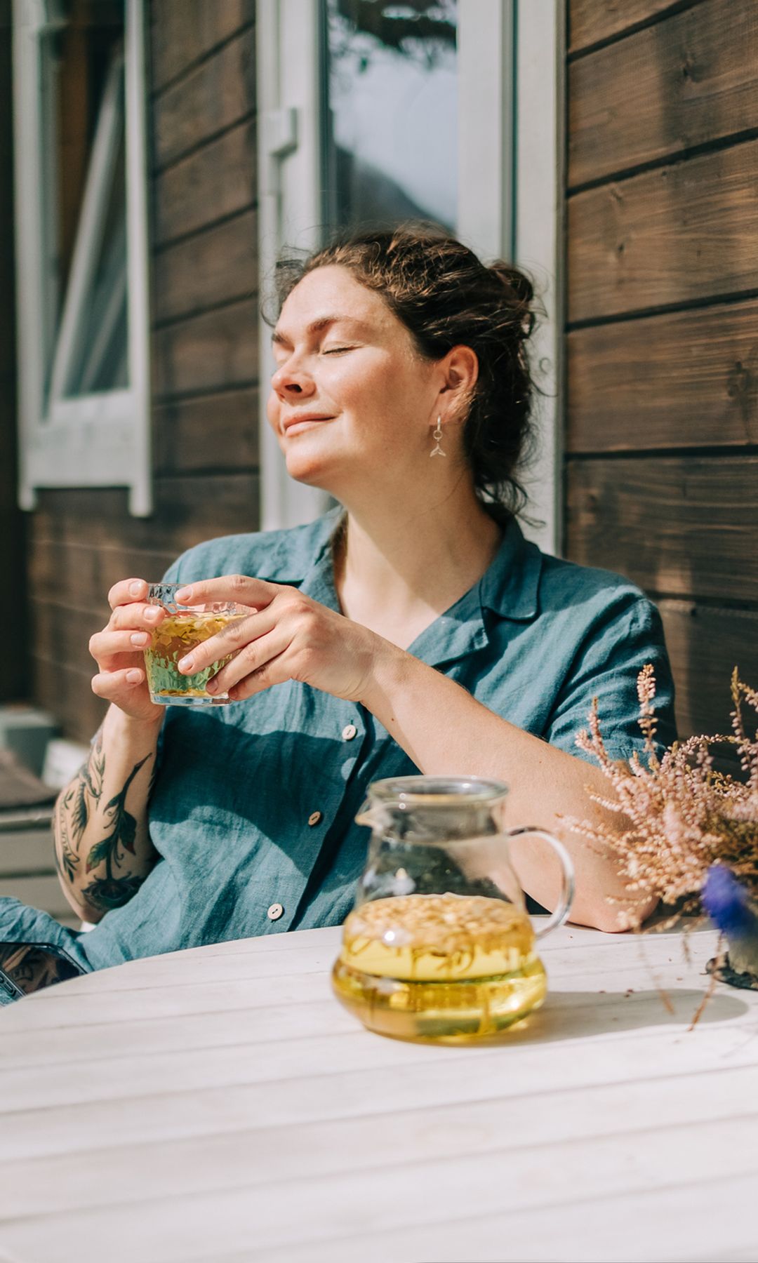 Mujer tomando una infusión en la terraza