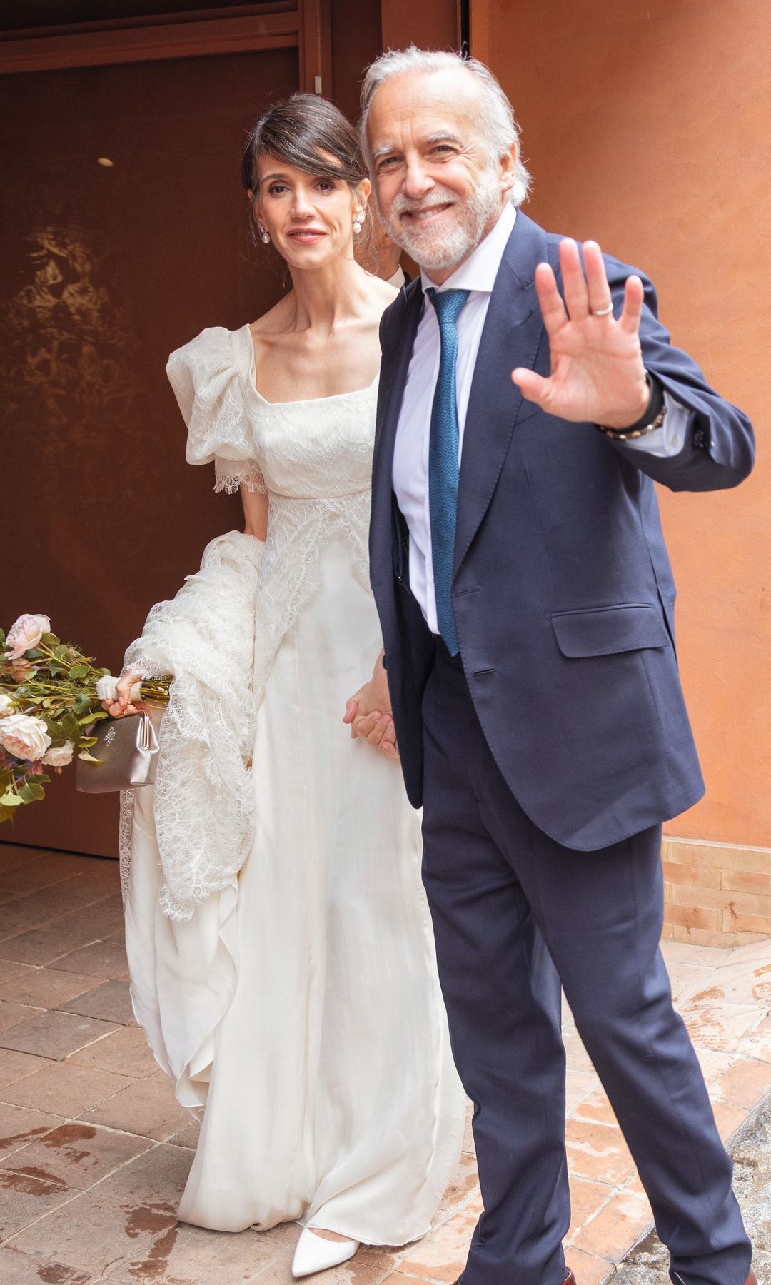 Paco Arango y Begoña Aguilera, convertidos ya en marido y mujer, abandonan el templo tras el "sí, quiero"