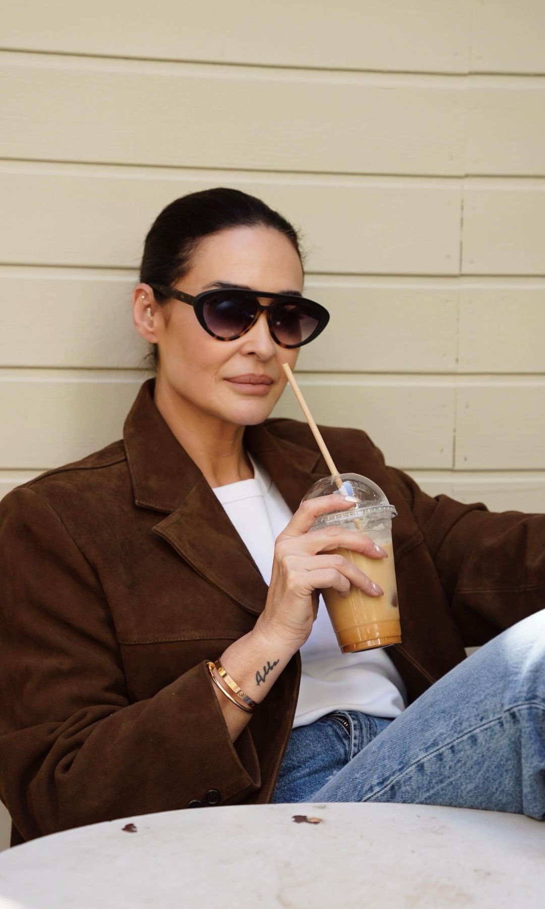 Vicky Martín Berrocal con look relajado y café helado durante una pausa de su rutina diaria saludable