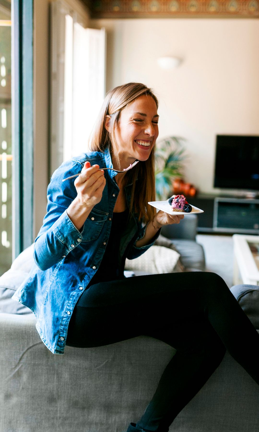 Mujer feliz comiendo un postre casero sano que protege de la inflamación segun Mario Alonso Puig