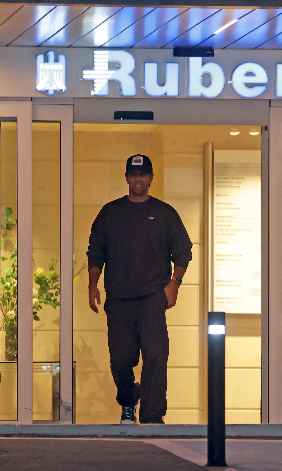Fernando Verdasco sale del Hospital Ruber Internacional (Madrid) tras el nacimiento de su cuarta hija con Ana Boyer, el 4 de mayo de 2026