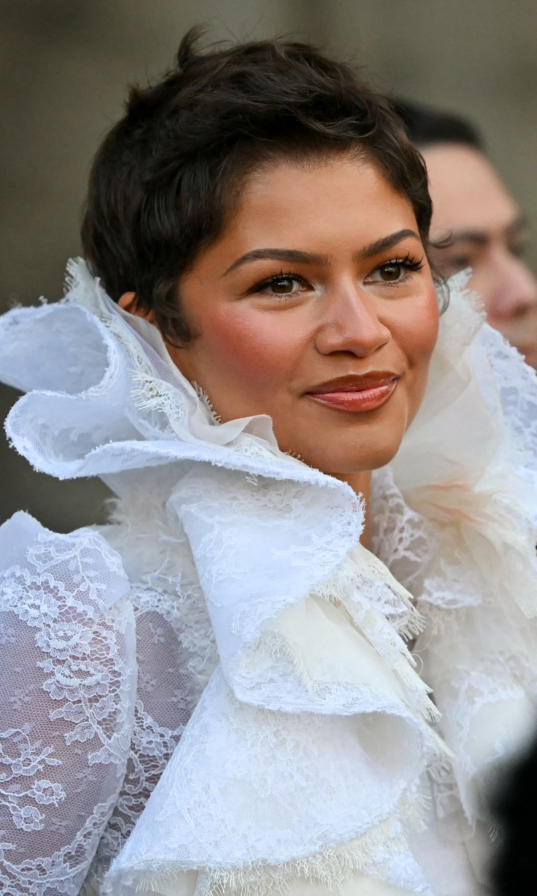 Zendaya con el pelo corto en el desfile de Louis Vuitton