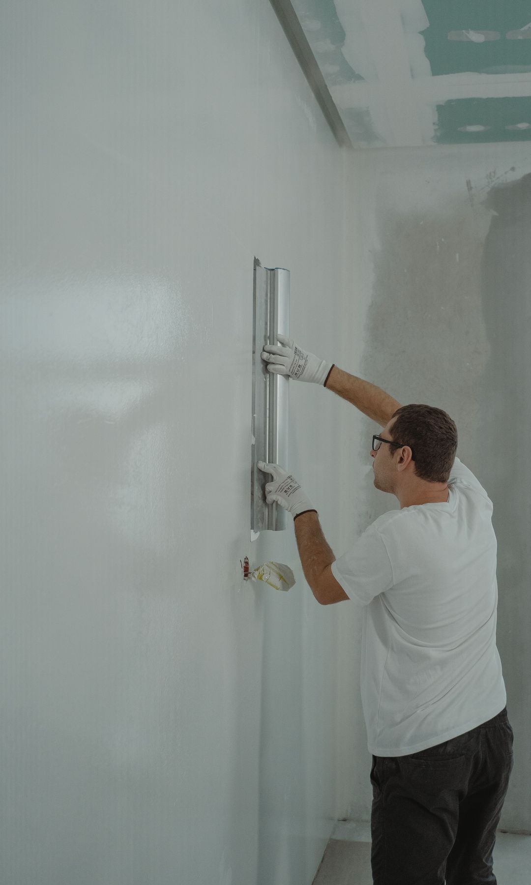 Pintor quitando el gotelé de las paredes 