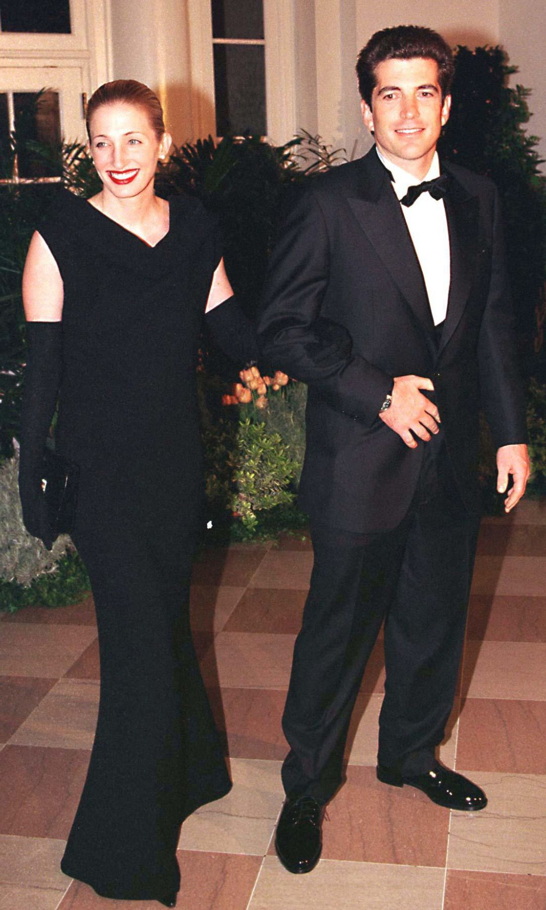 John John Kennedy y Carolyn Bessette en un evento oficial
