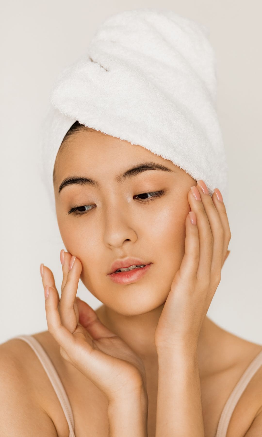  Mujer con toalla sobre la cabeza