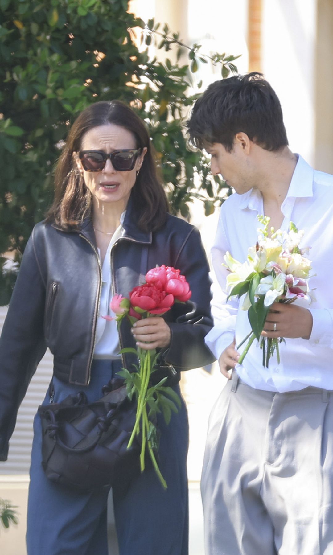 Aitana Sánchez-Gijón con su hijos Bruna y Teo Luccadamo en el último adiós a su madre