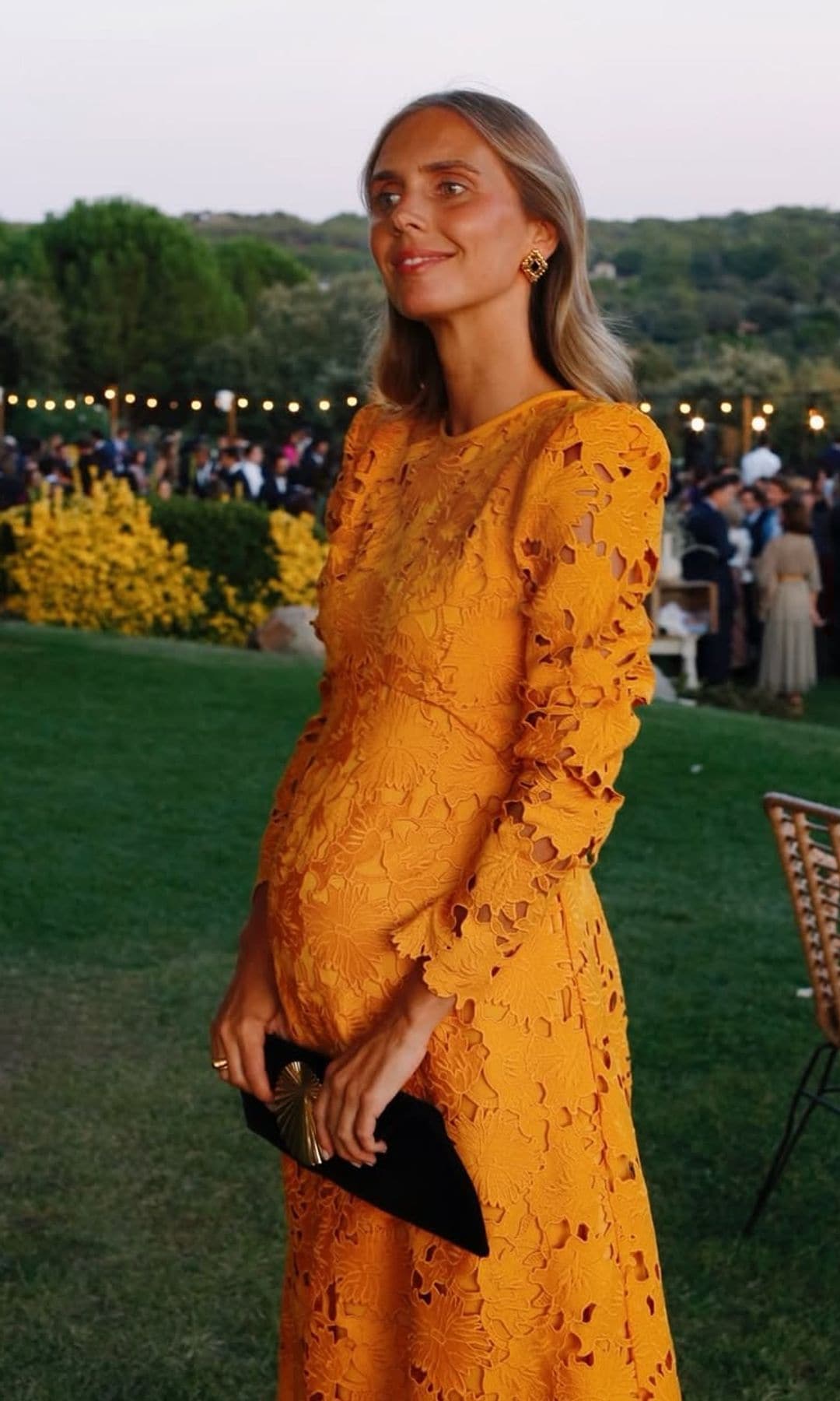 Lucía Bárcena con vestido amarillo de encaje en una boda