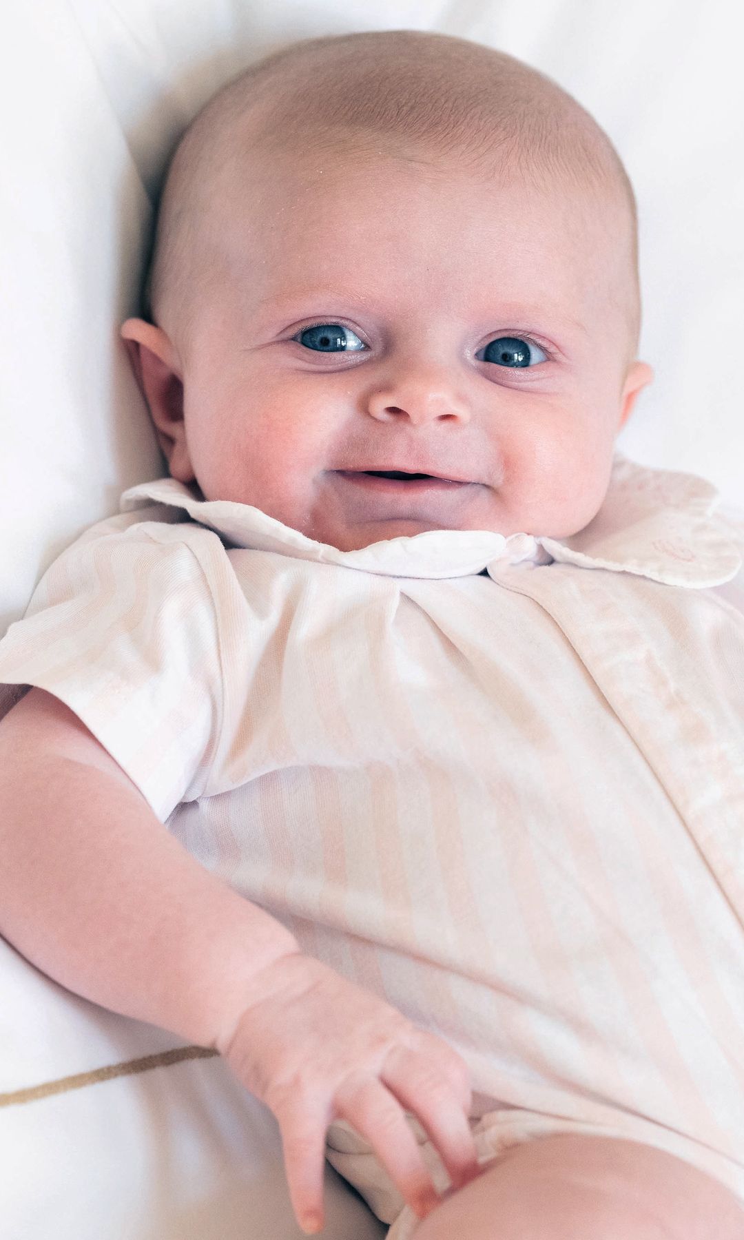 Un primer plano de Elisabeth, que, por el momento, dicen sus padres que se parece a los dos, aunque Carlos Felipe recalca que el color de sus ojos es "de los Orleans"