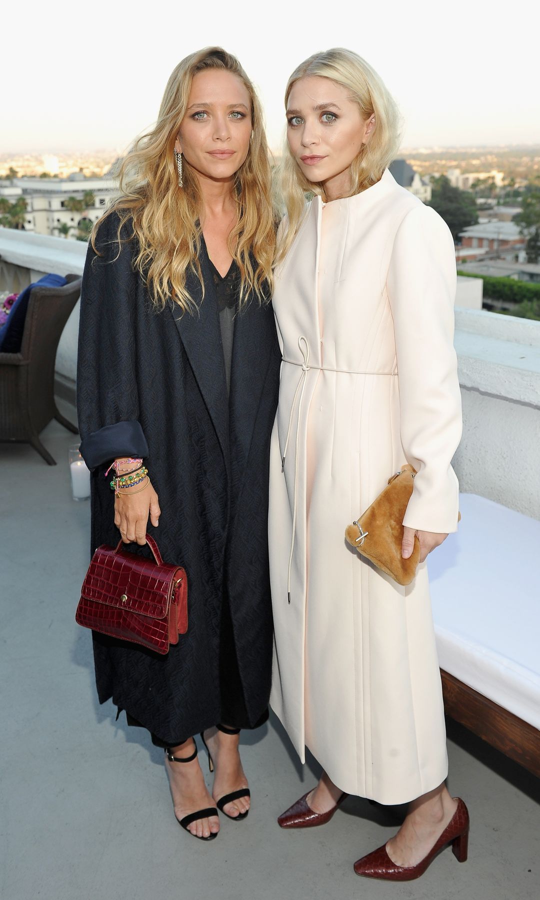 La diseñadora Mary-Kate Olsen (izquierda) y la diseñadora Ashley Olsen asisten a la celebración de apertura de la tienda principal de Elizabeth and James con InStyle en el Chateau Marmont el 26 de julio de 2016 en Los Ángeles, California.
