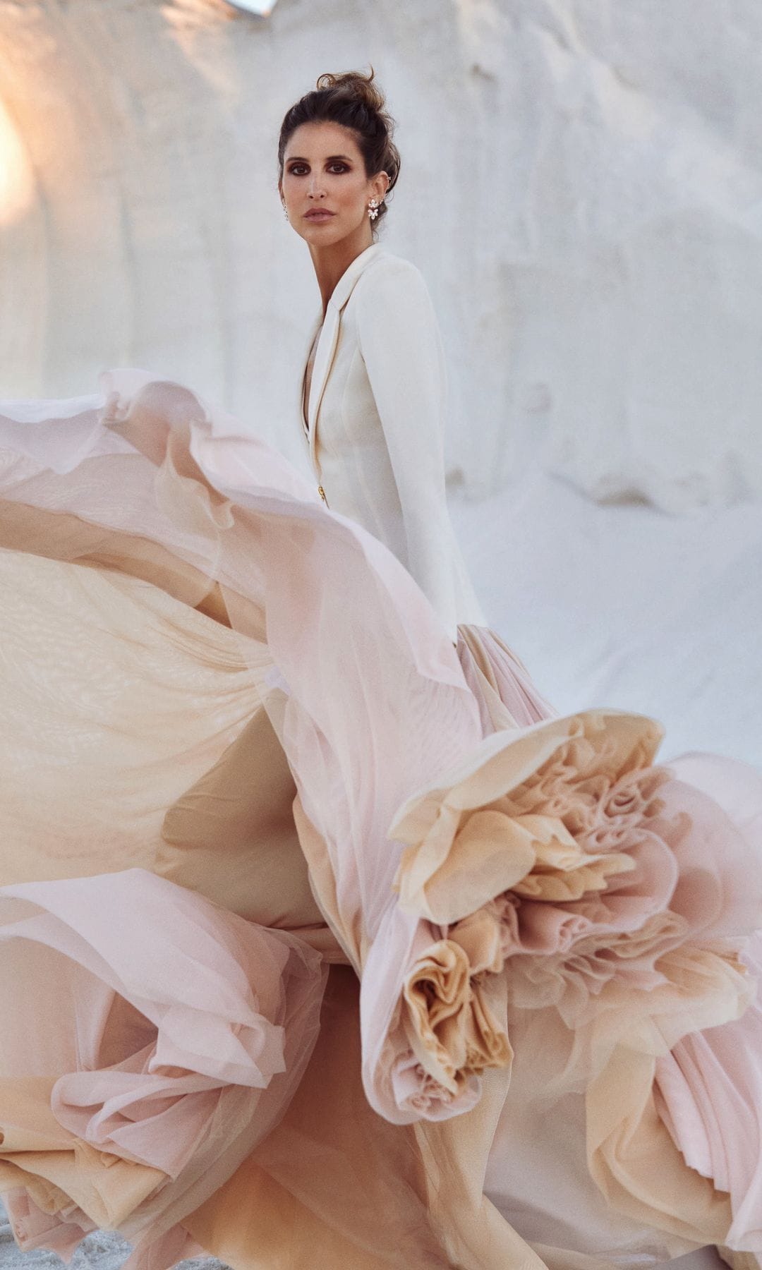 Nuestra protagonista posa con un sugerente look lleno de movimiento, de IQ Collection.