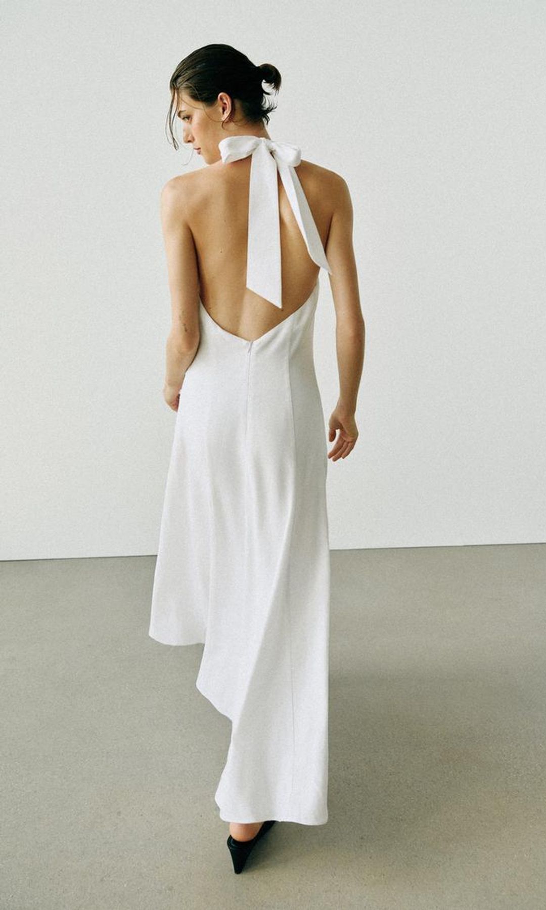 Vestido blanco de lino, de Zara