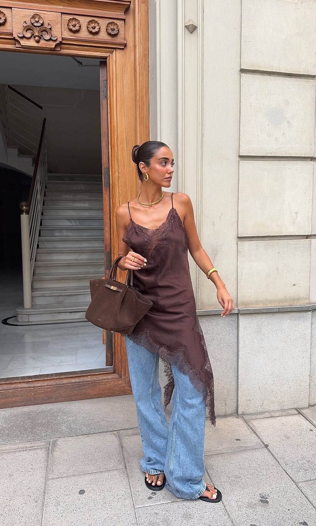 El lencero que arrasa en las calles de Madrid se lleva con pantalones fluidos: la combinación elegante que las españolas han convertido en tendencia