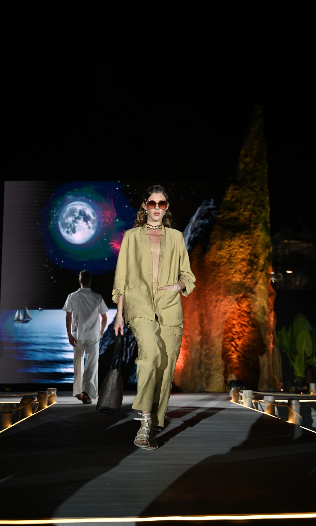  Los looks de un solo tono inundaron la pasarela para demostrar que el minimalismo puede ser sofisticado.
