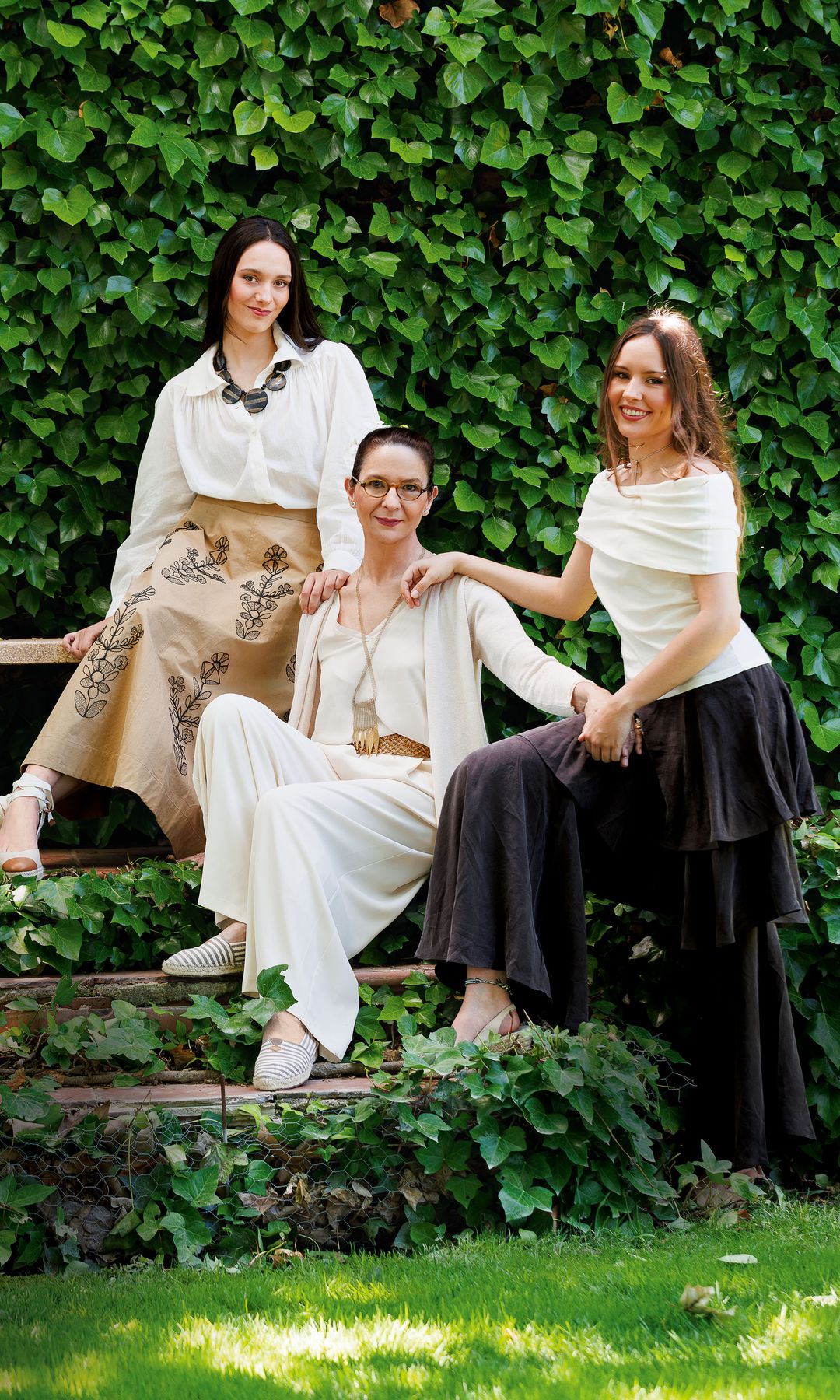 Esperanza Martínez-Bordiú y Bassó de Roviralta, más conocida como Kucca Gotor, junto a sus dos hijas