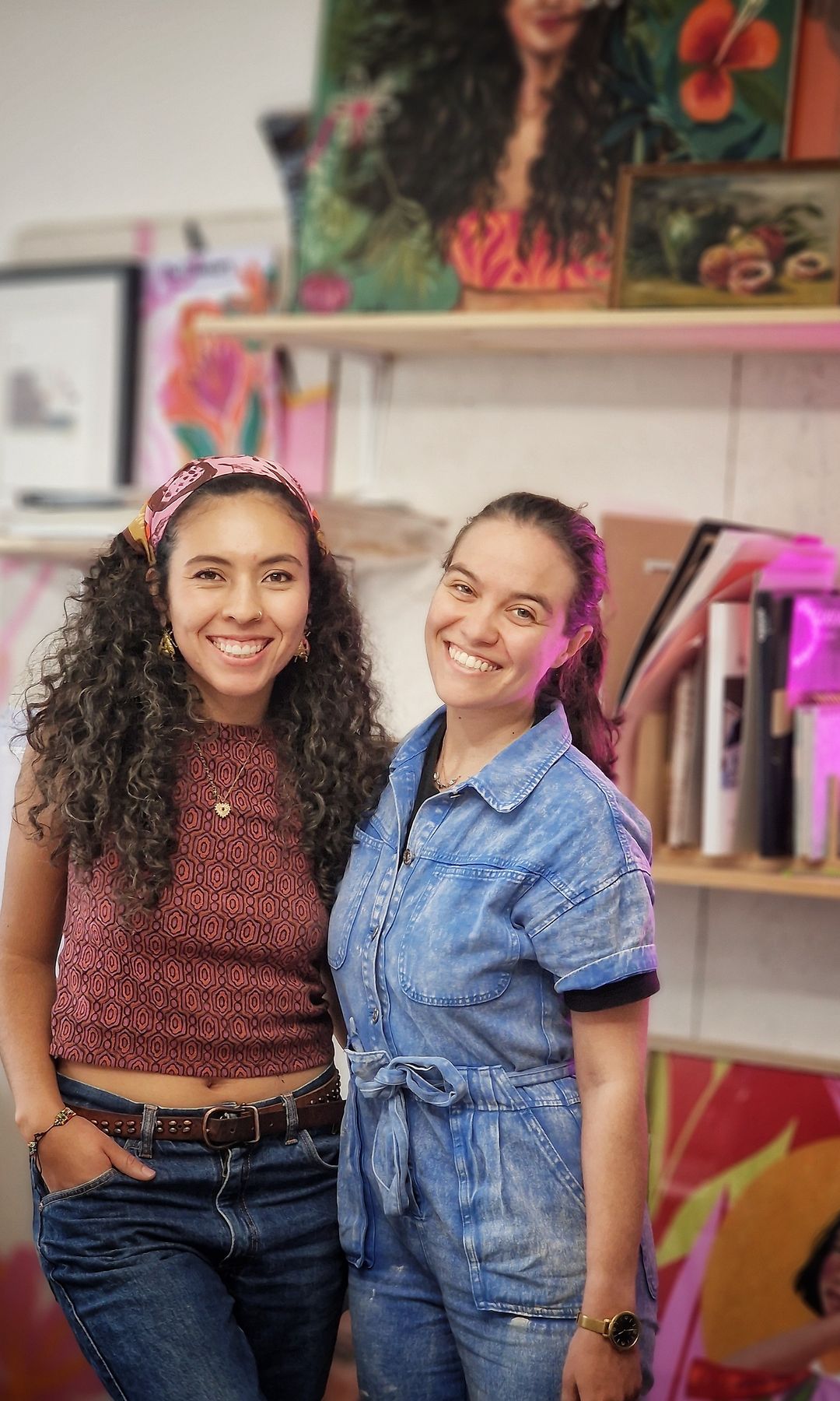 La ceramista colombiana Yvonne Rausch trabaja la cerámica con moldes y crea piezas únicas que desafían el concepto de estabilidad al alterar sus centros de gravedad. En la imagen, junto a su compañera del atelier en la ciudad de Viena 