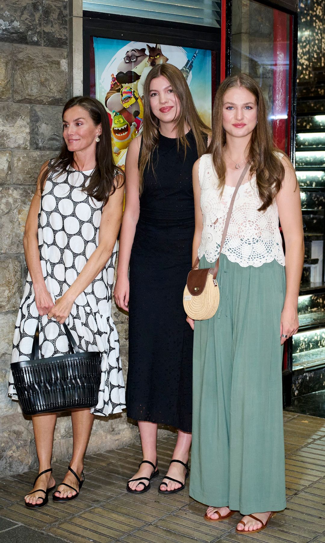 La reina Letizia, la infanta Sofía y la princesa Leonor, todas con calzado plano, durante una salida al cine en Palma de Mallorca (2025)